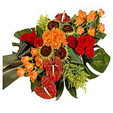 Rouwarrangement van rode en oranje bloemen  burobloemen